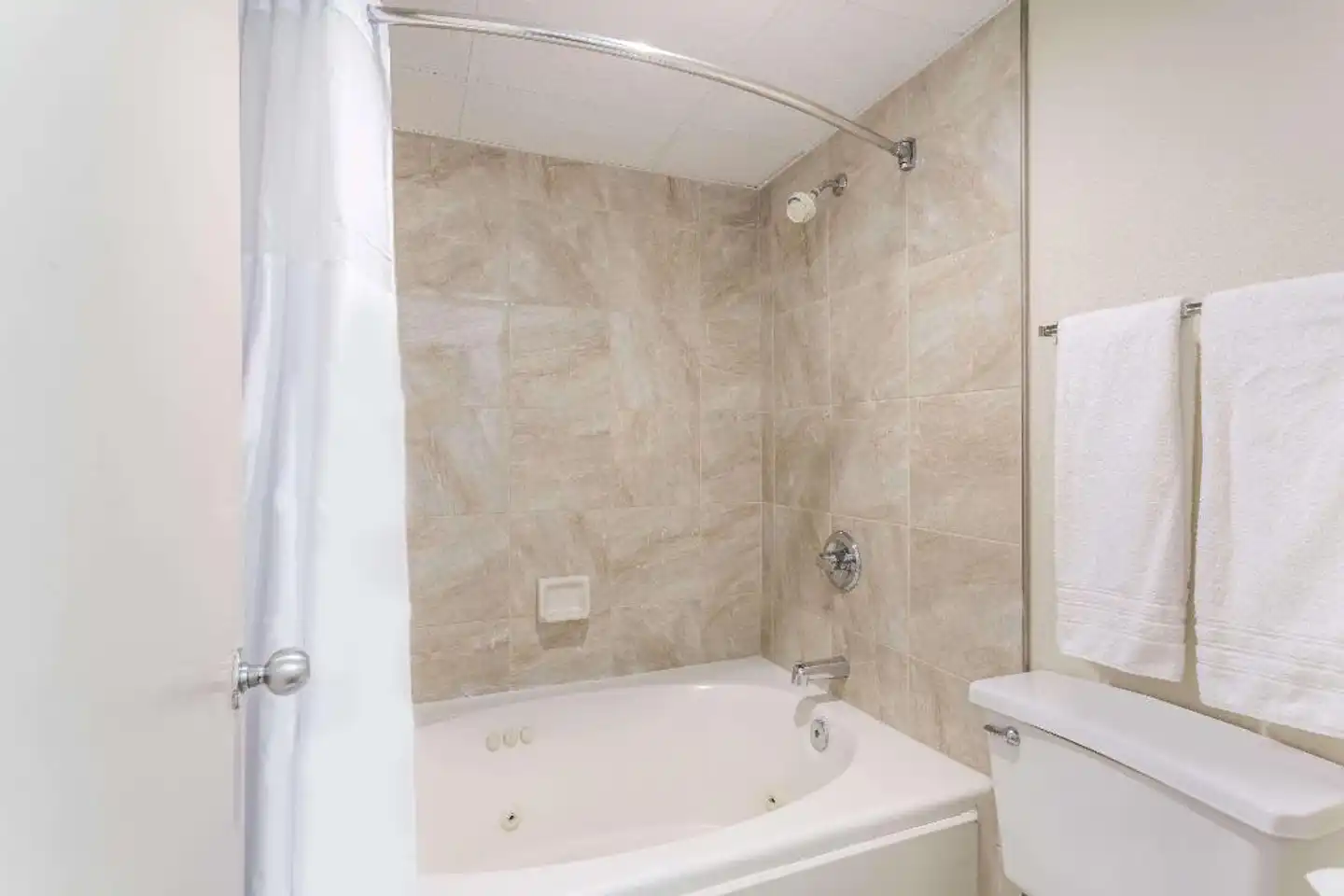 Days Inn by Wyndham Winston Salem North Badezimmer