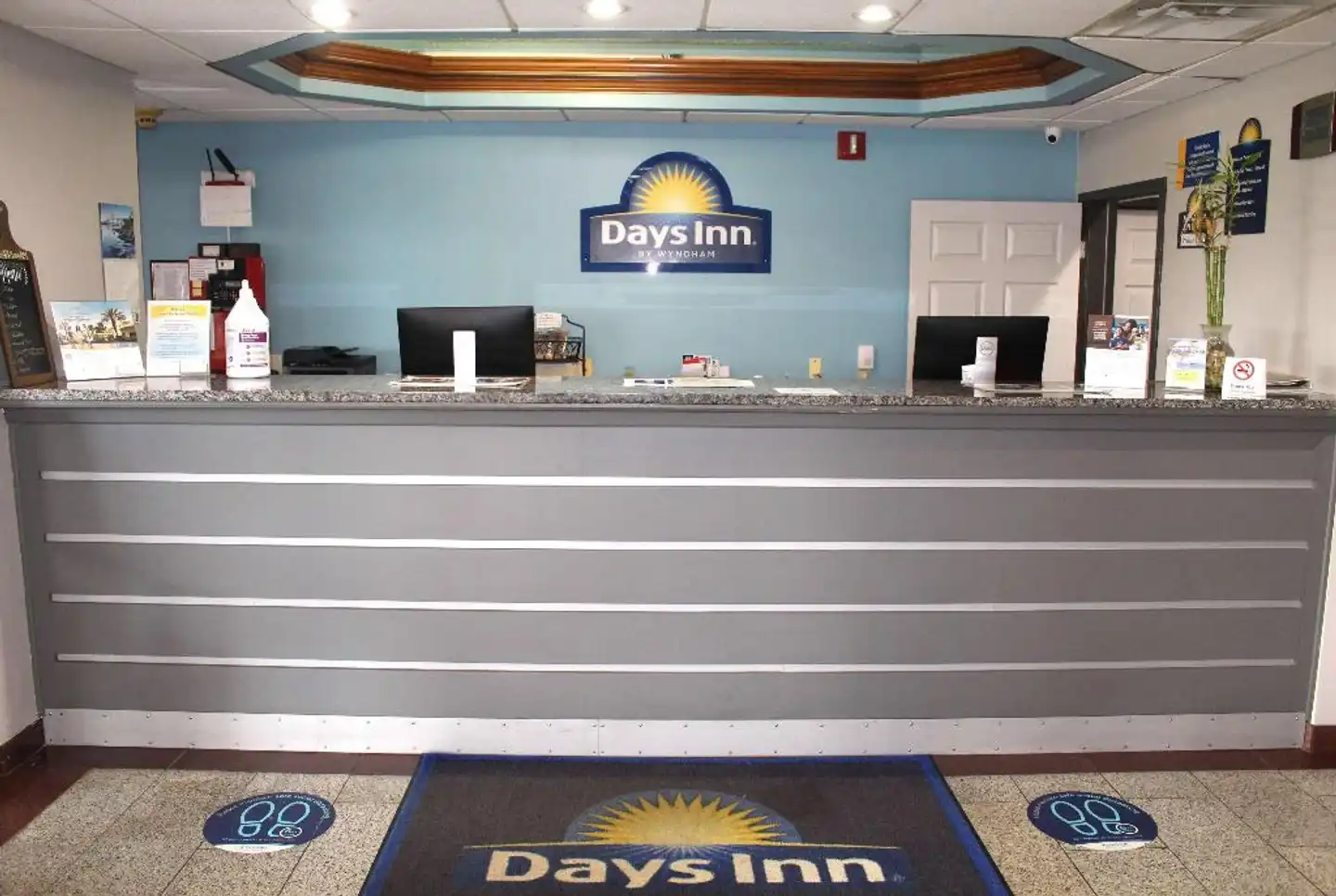 Days Inn by Wyndham Franklin Lobby