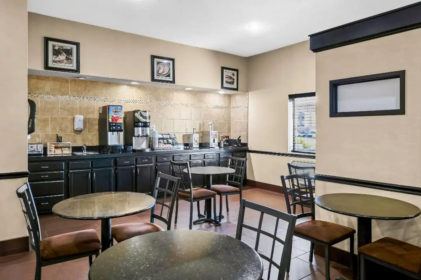 Days Inn by Wyndham Collinsville Bar