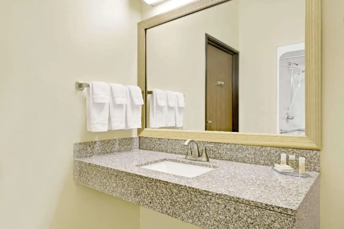 Days Inn by Wyndham Collinsville Badezimmer