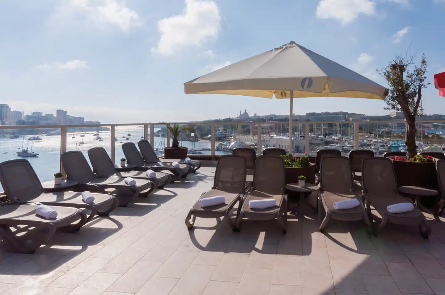 ST Bayview Hotel & Apartments Terrasse
