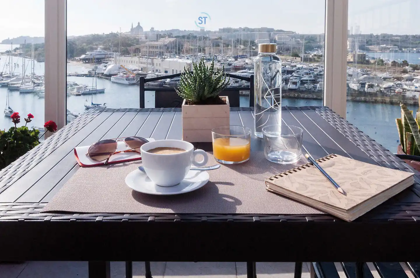 ST Bayview Hotel & Apartments Terrasse