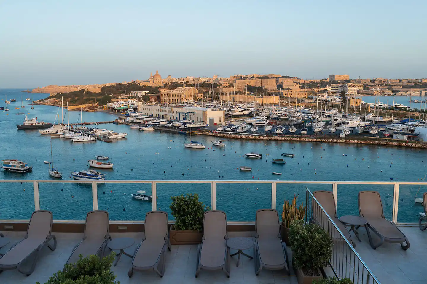 ST Bayview Hotel & Apartments Terrasse