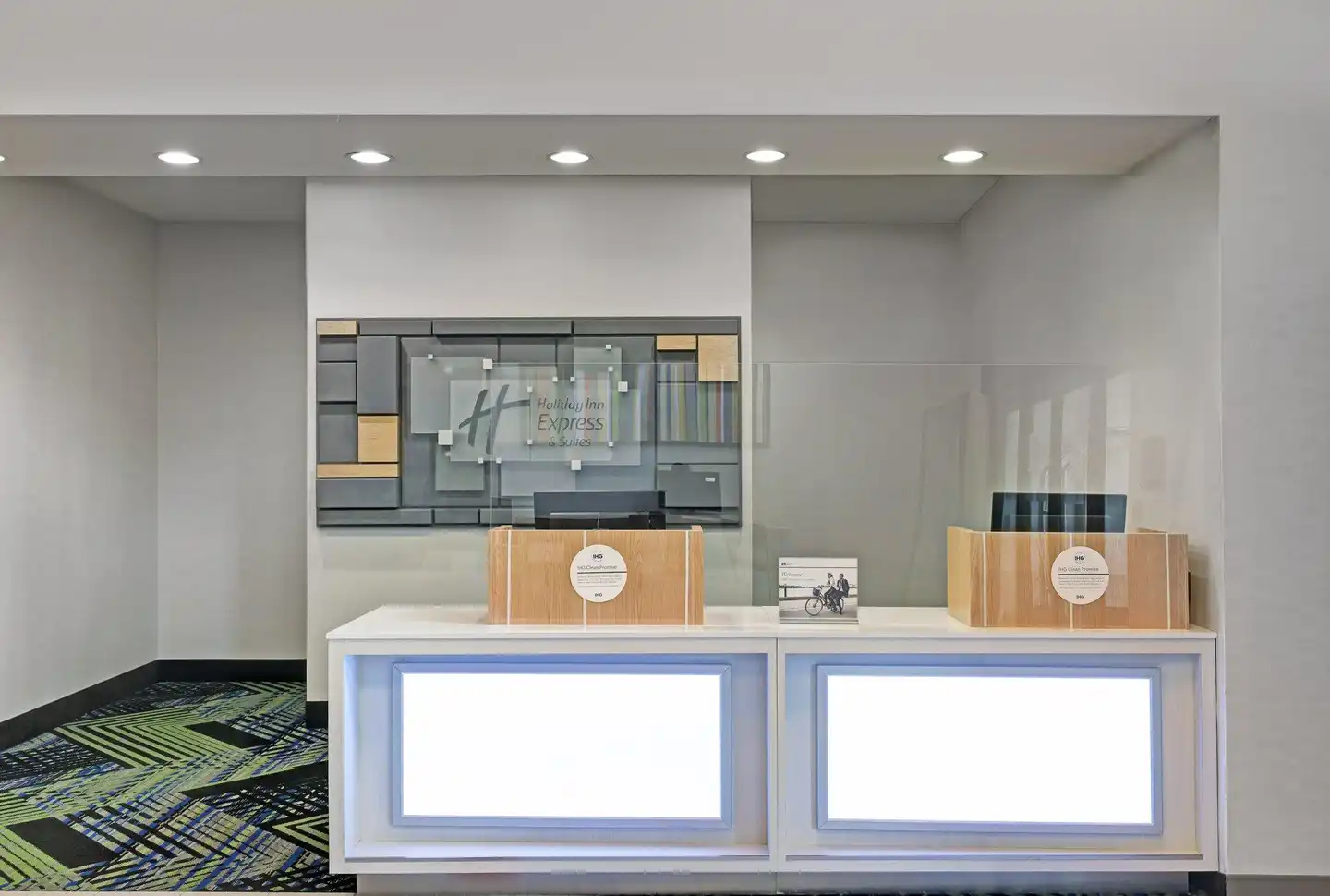 Holiday Inn Express Newport Lobby