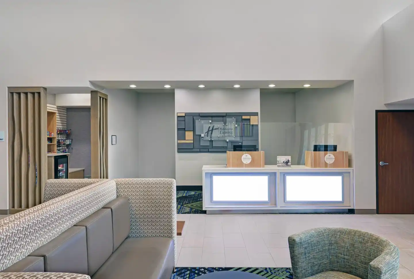 Holiday Inn Express Newport Lobby