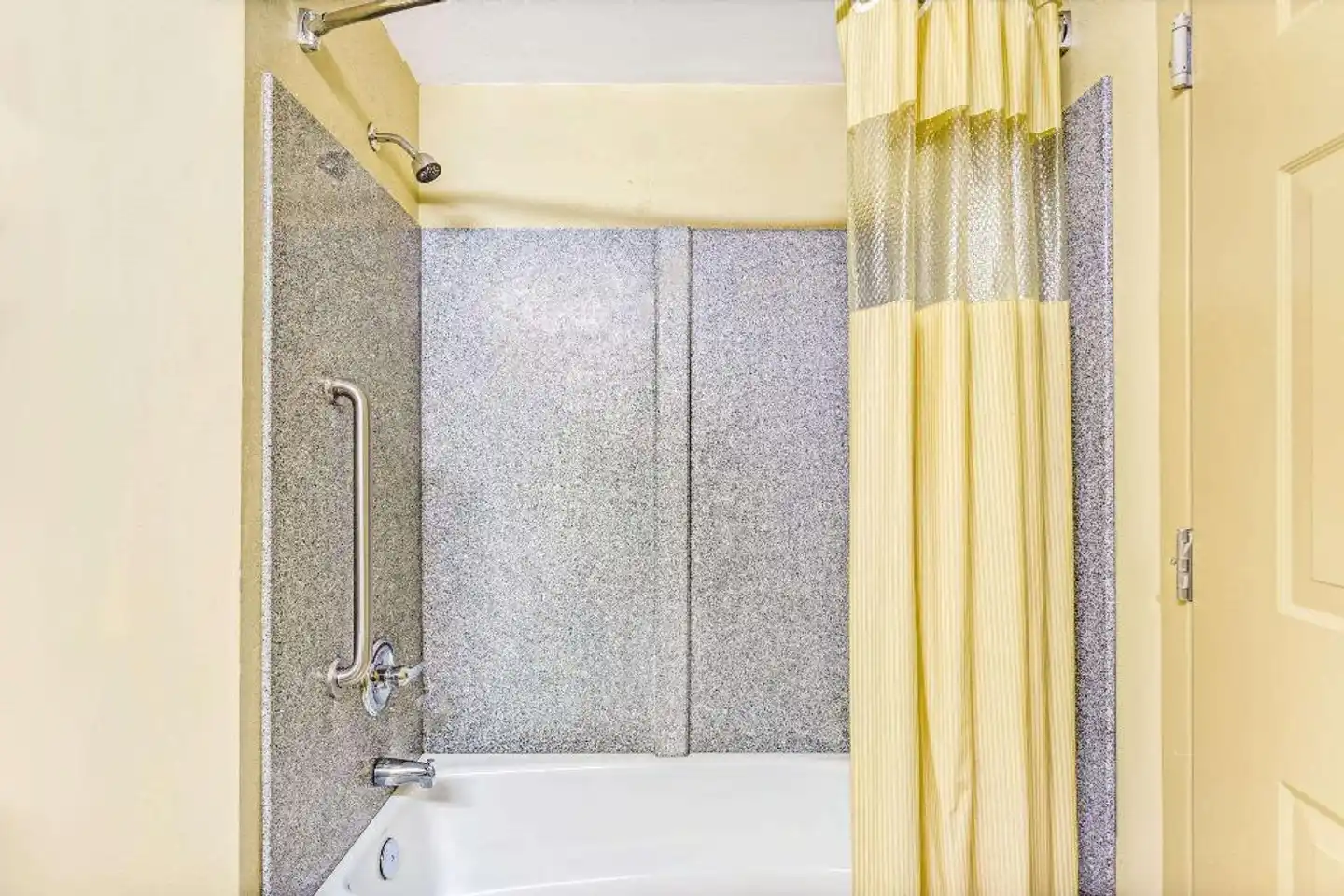 Days Inn & Suites by Wyndham Jeffersonville IN Badezimmer