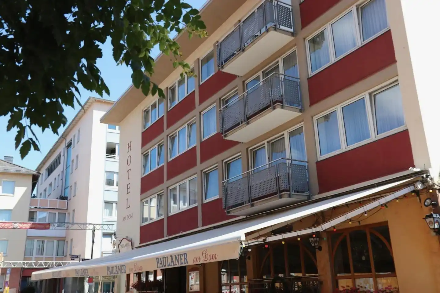 Paulaner am Dom Wirtshaus und Hotel Aussenansicht