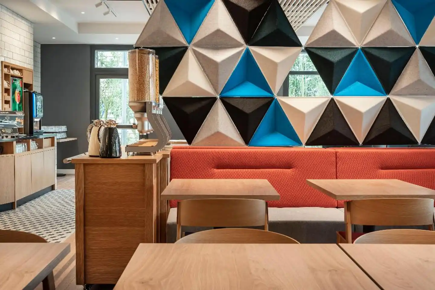 Holiday Inn Express Marne La Vallee Val D Europe Lobby