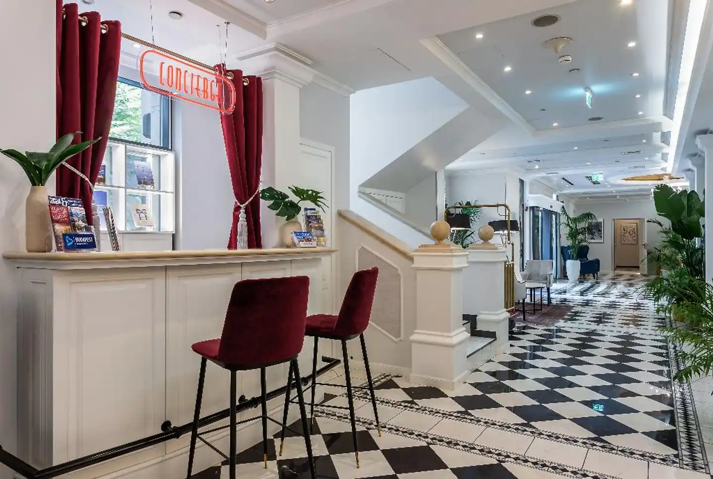 Queen's Court Hotel & Residence Bar
