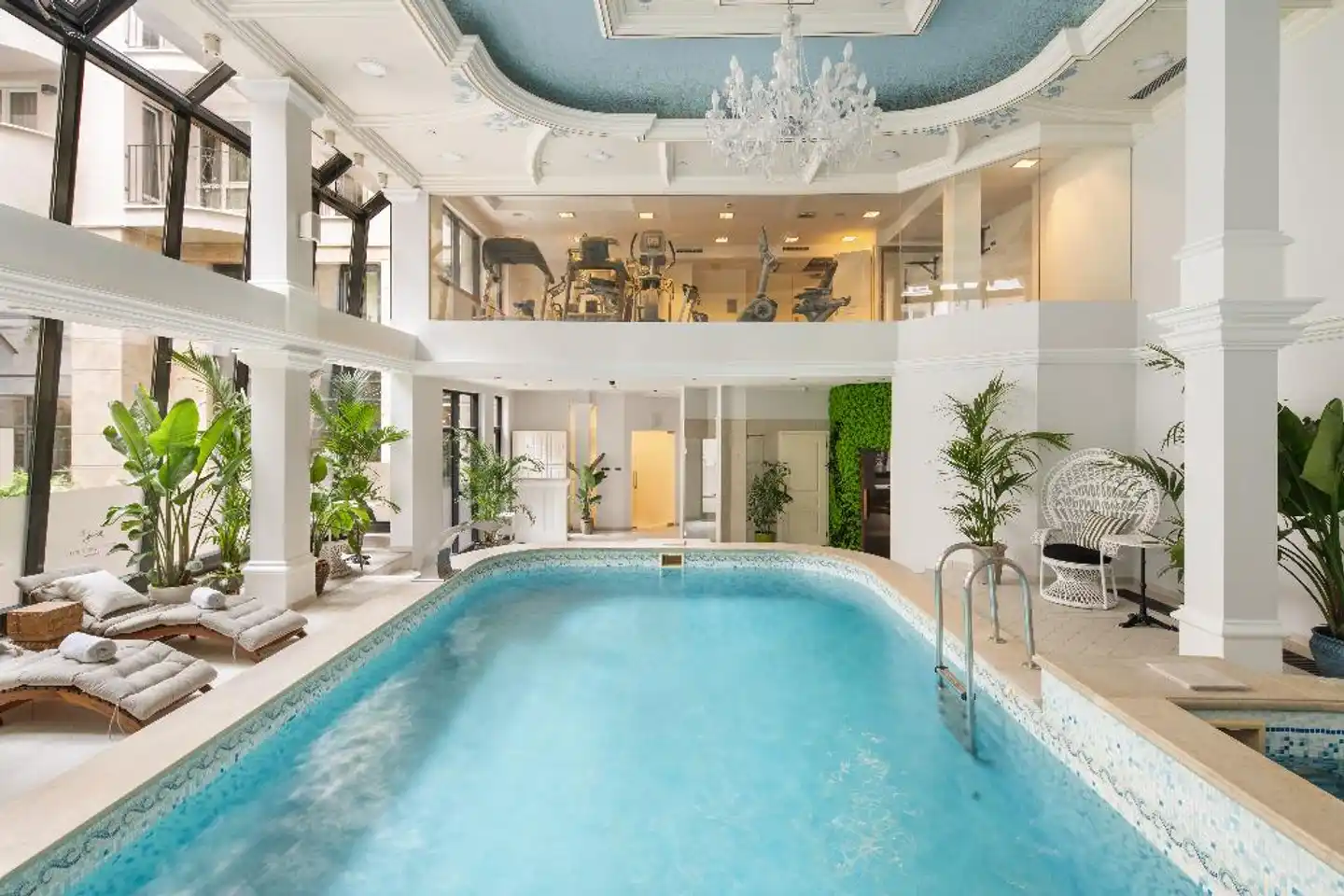 Queen's Court Hotel & Residence Hallenbad