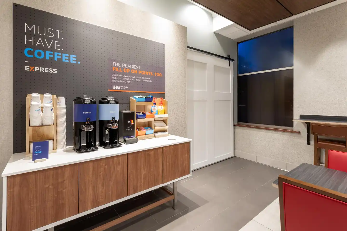 Holiday Inn Express & Suites Minneapolis-Dwtn (Conv Ctr) Bar