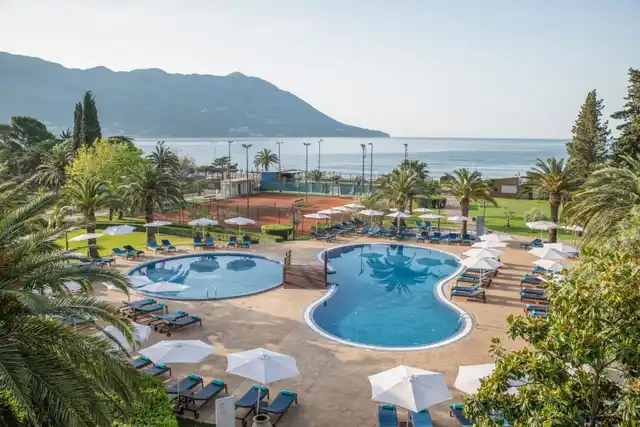 Iberostar Waves Bellevue Pool