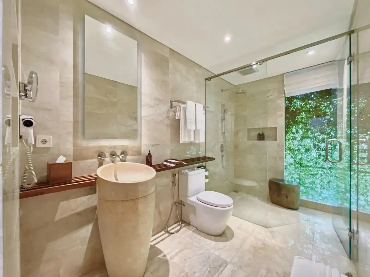 Candi Beach Resort & Spa BATHROOM