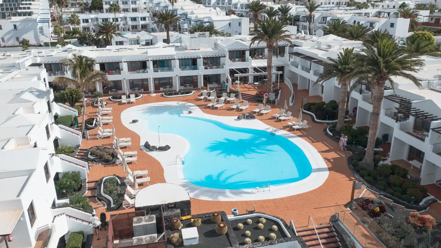 R2 Bahia Kontiki Pool