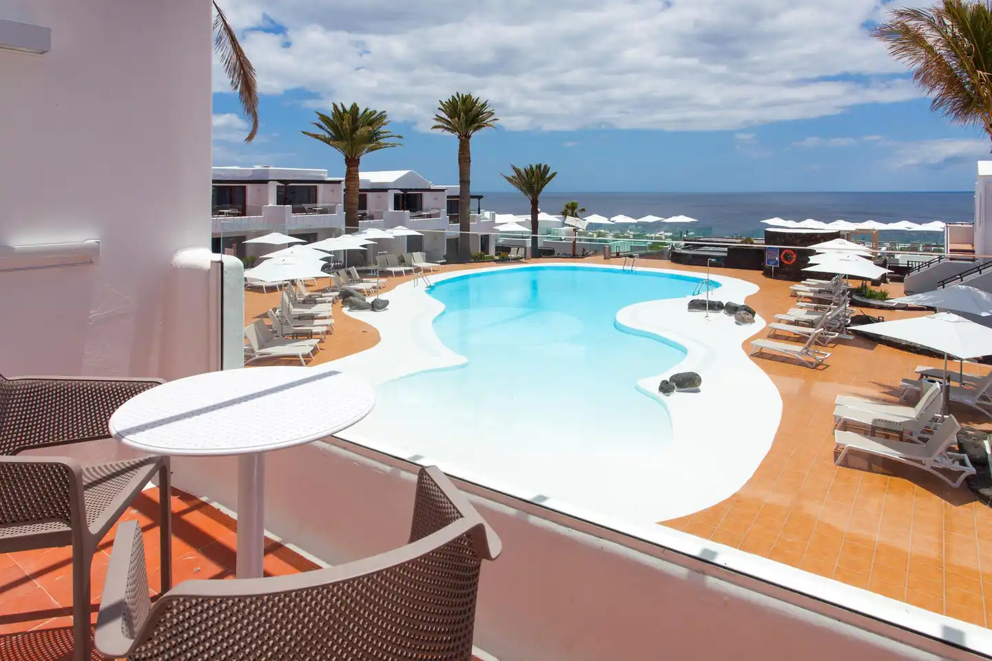 R2 Bahia Kontiki Pool