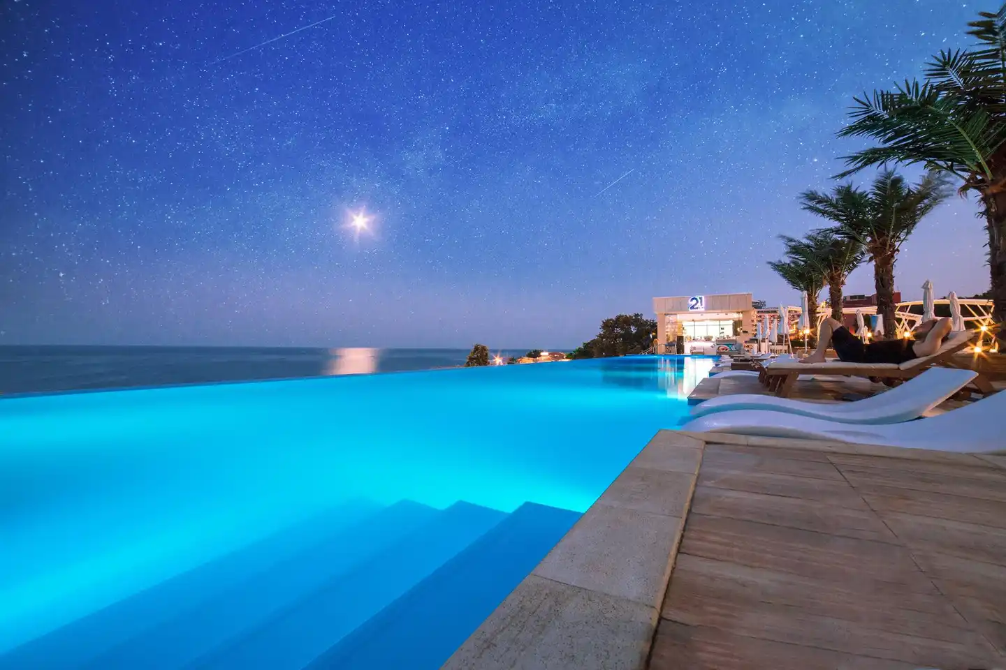 International Hotel Casino & Tower Suites POOL