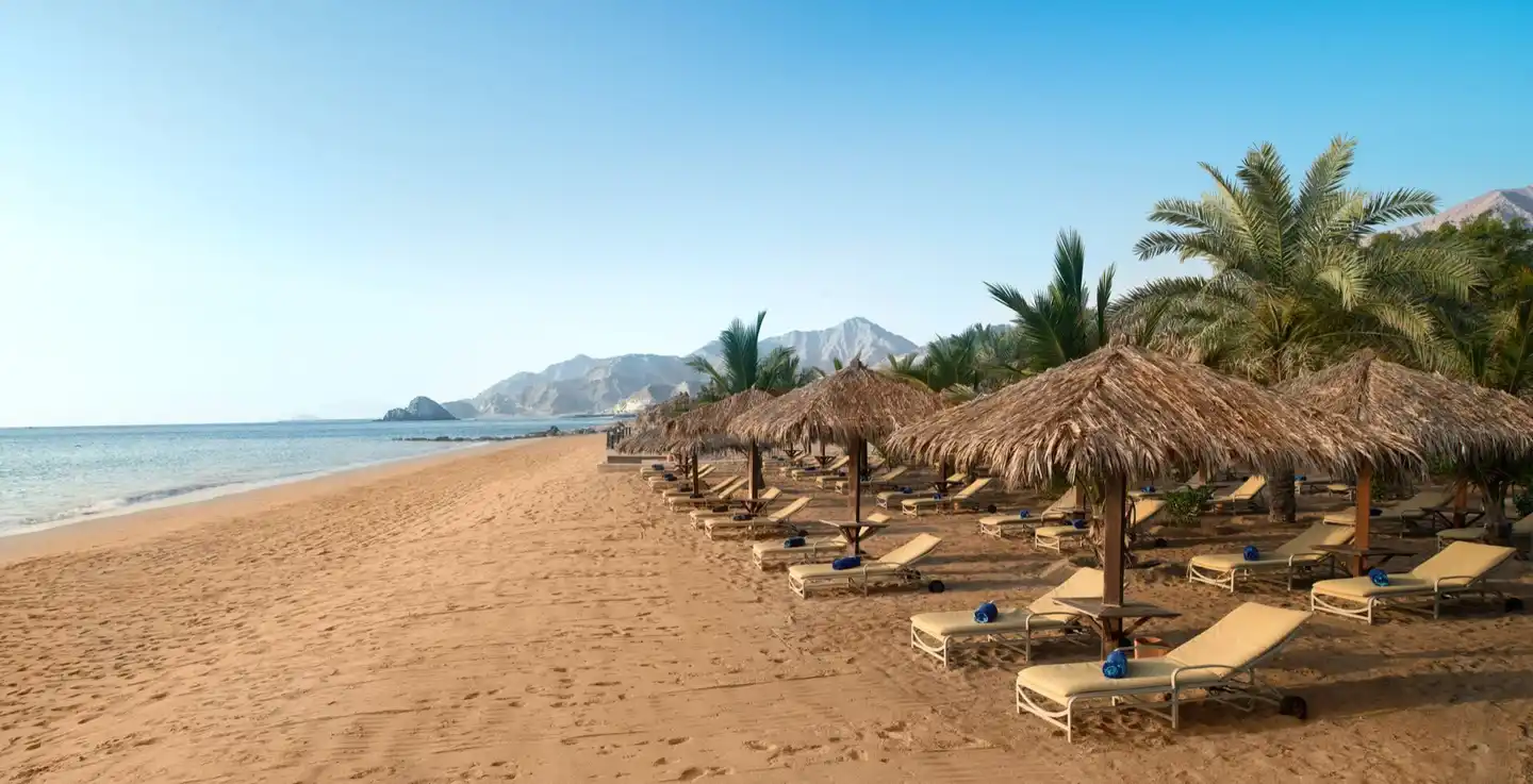 Le Meridien Al Aqah Beach Resort Strand