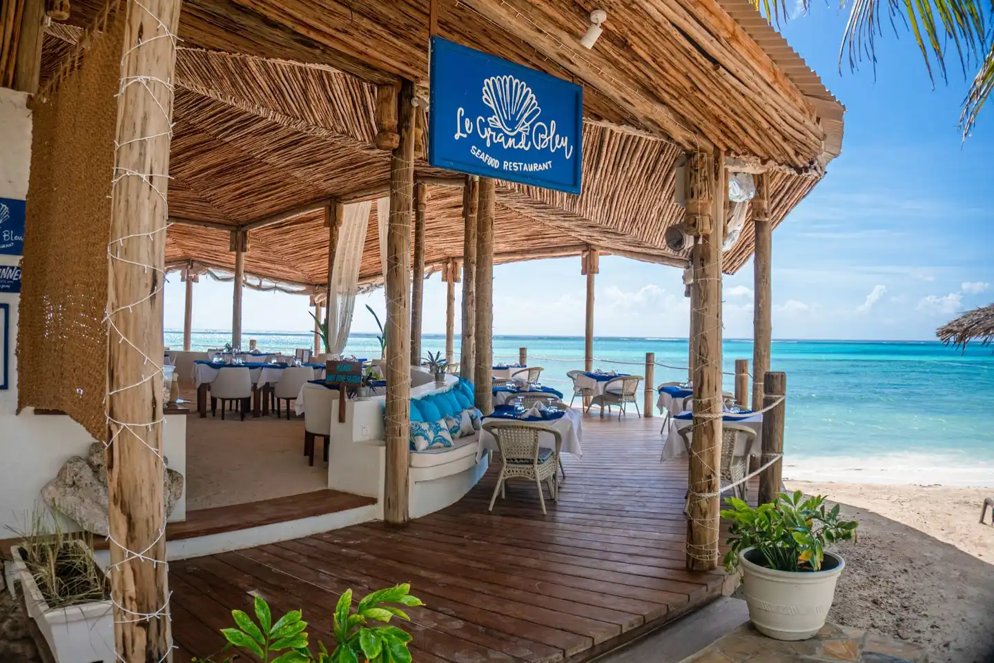 Karafuu Beach Resort & Spa Bar