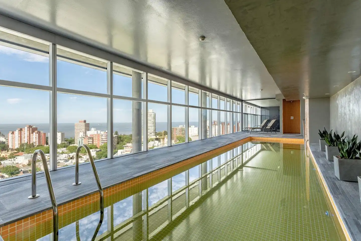 Aloft Montevideo Hotel Hallenbad