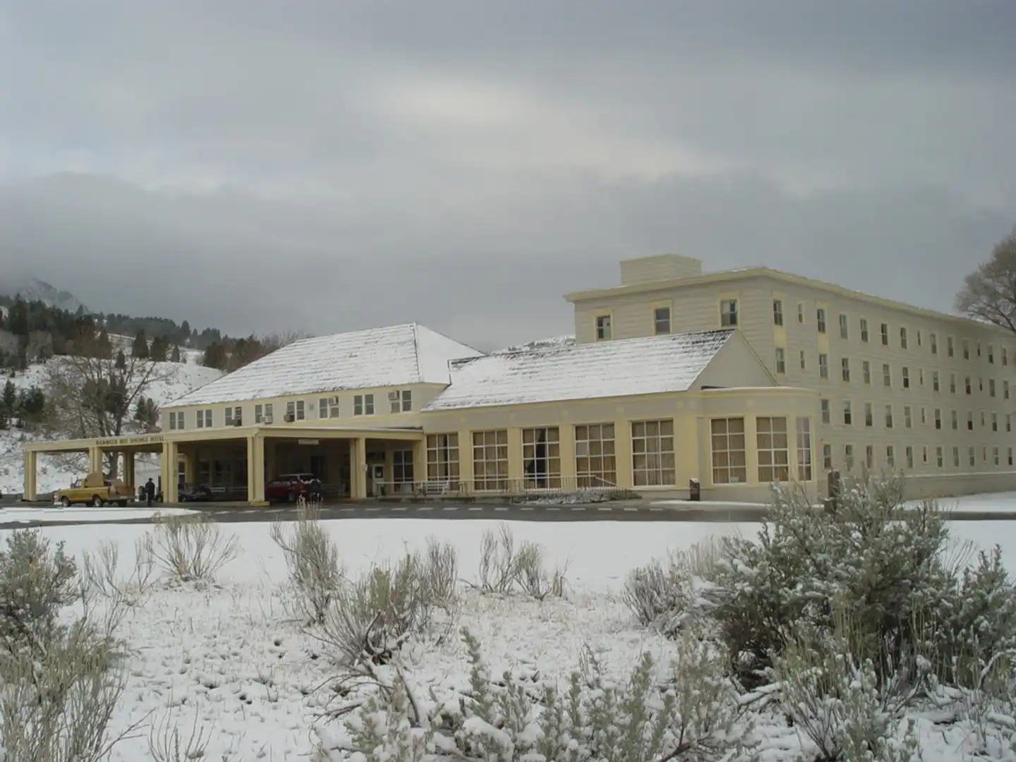 Mammoth Hot Springs Hotel & Cabins Aussenansicht