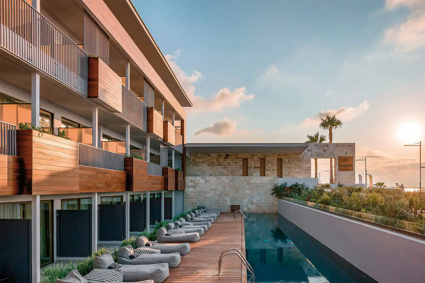 Ikones Seafront Luxury Suites Terrasse