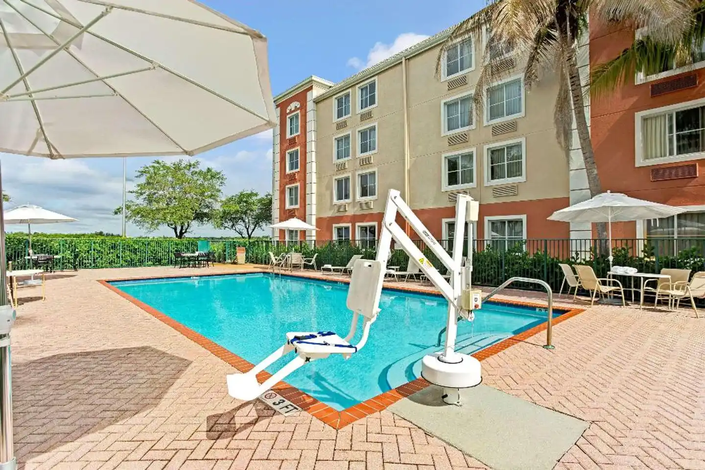 Baymont by Wyndham Miami Doral Pool