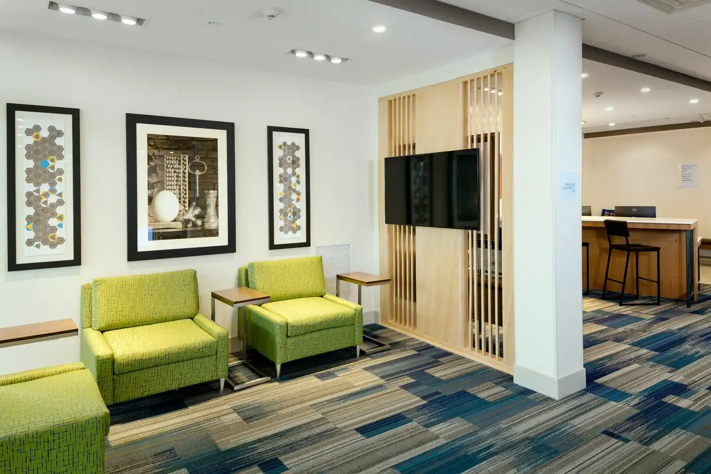 Holiday Inn Express & Suites Medford Lobby