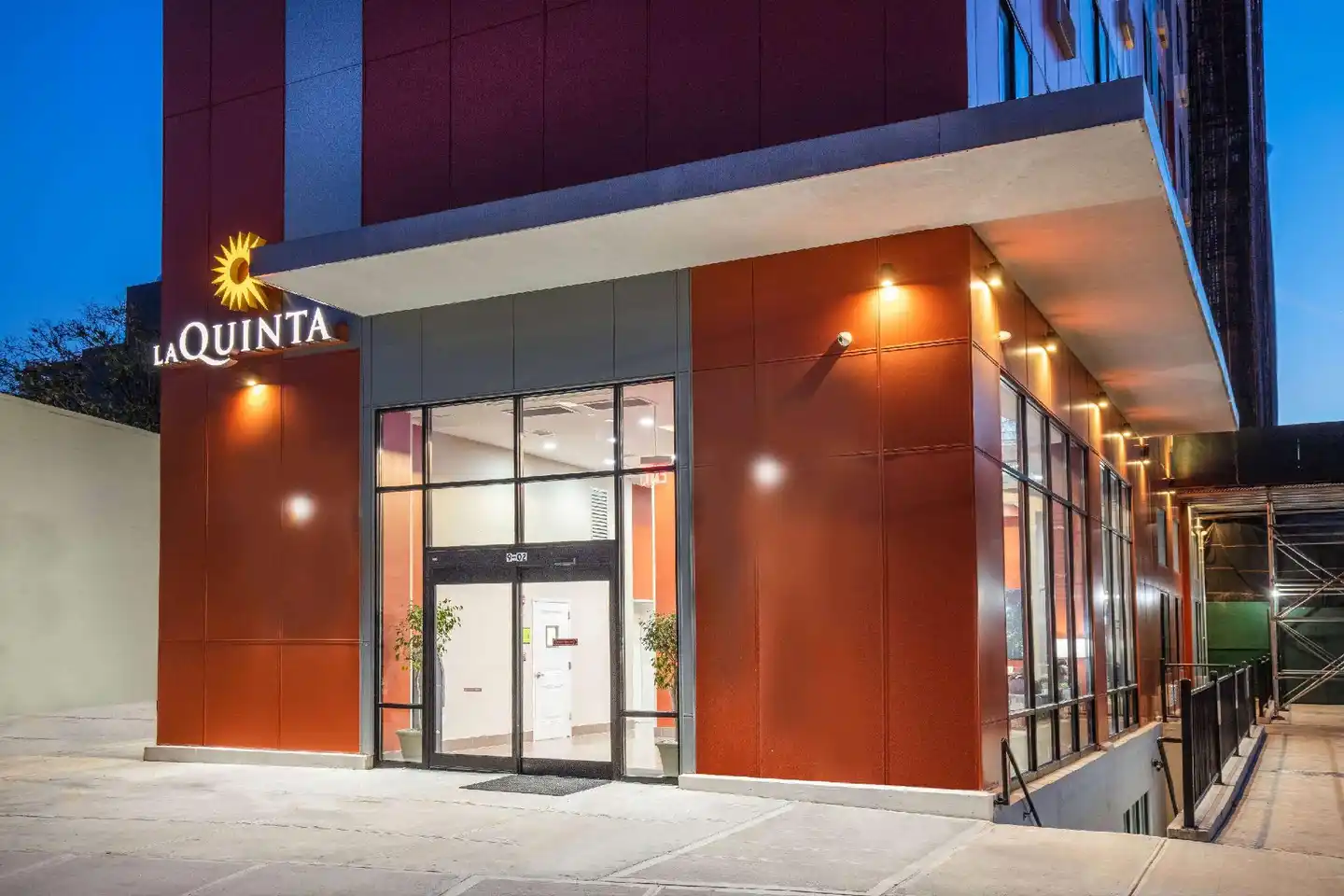 La Quinta Inn and Suites by Wyndham Long Island City Lobby