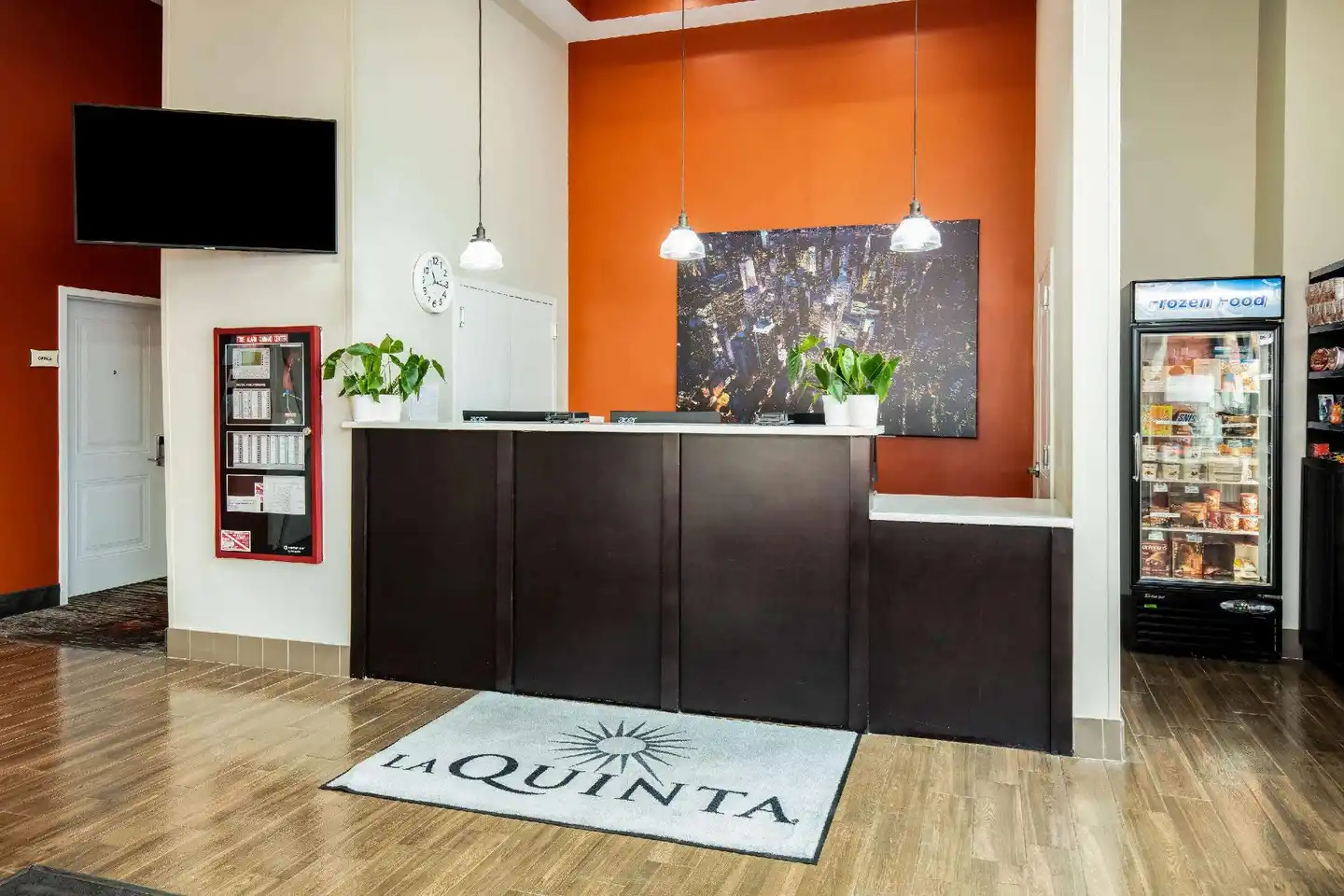 La Quinta Inn and Suites by Wyndham Long Island City Lobby