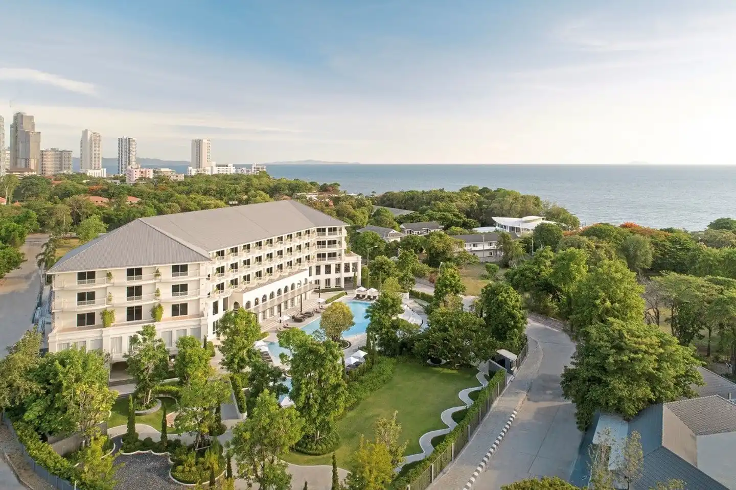 Cross Pattaya Pratamnak Aussenansicht