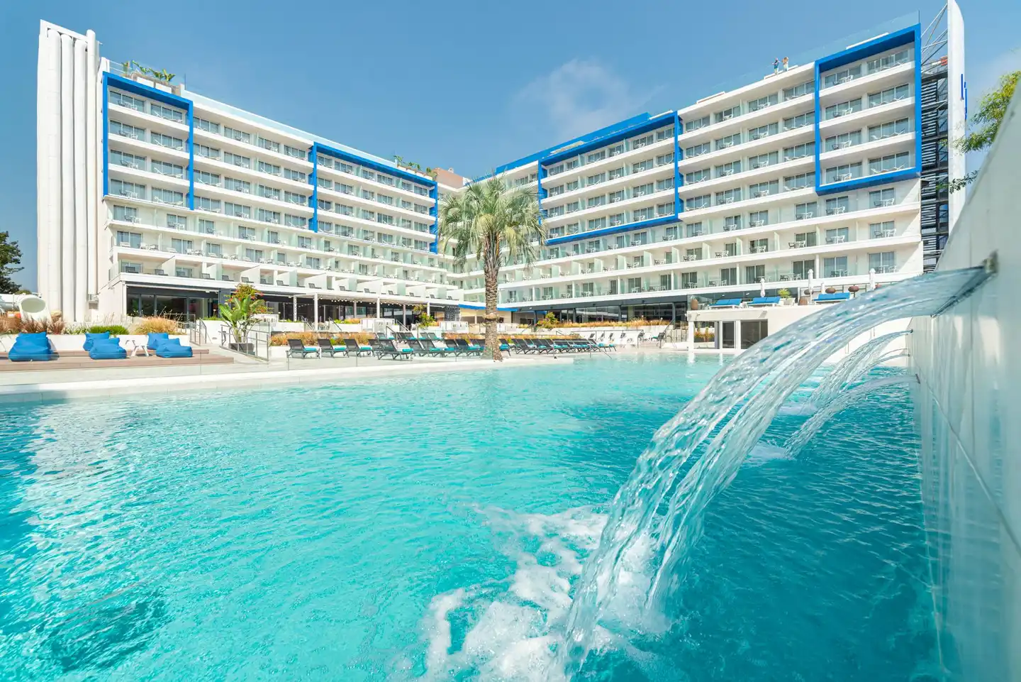 L'Azure Pool
