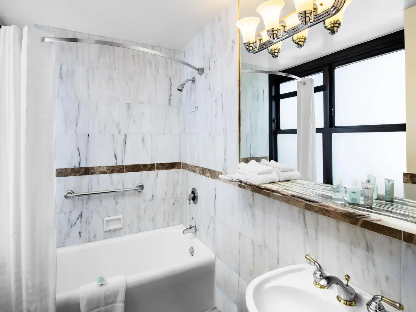 The New Yorker Hotel by Lotte Hotels Badezimmer