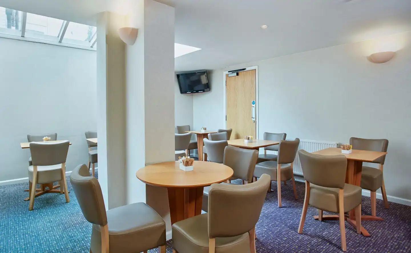 Holiday Inn Express Victoria Lobby