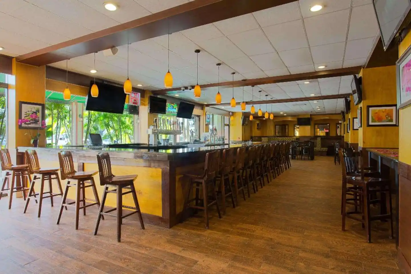 Ramada by Wyndham Tampa Westshore Bar
