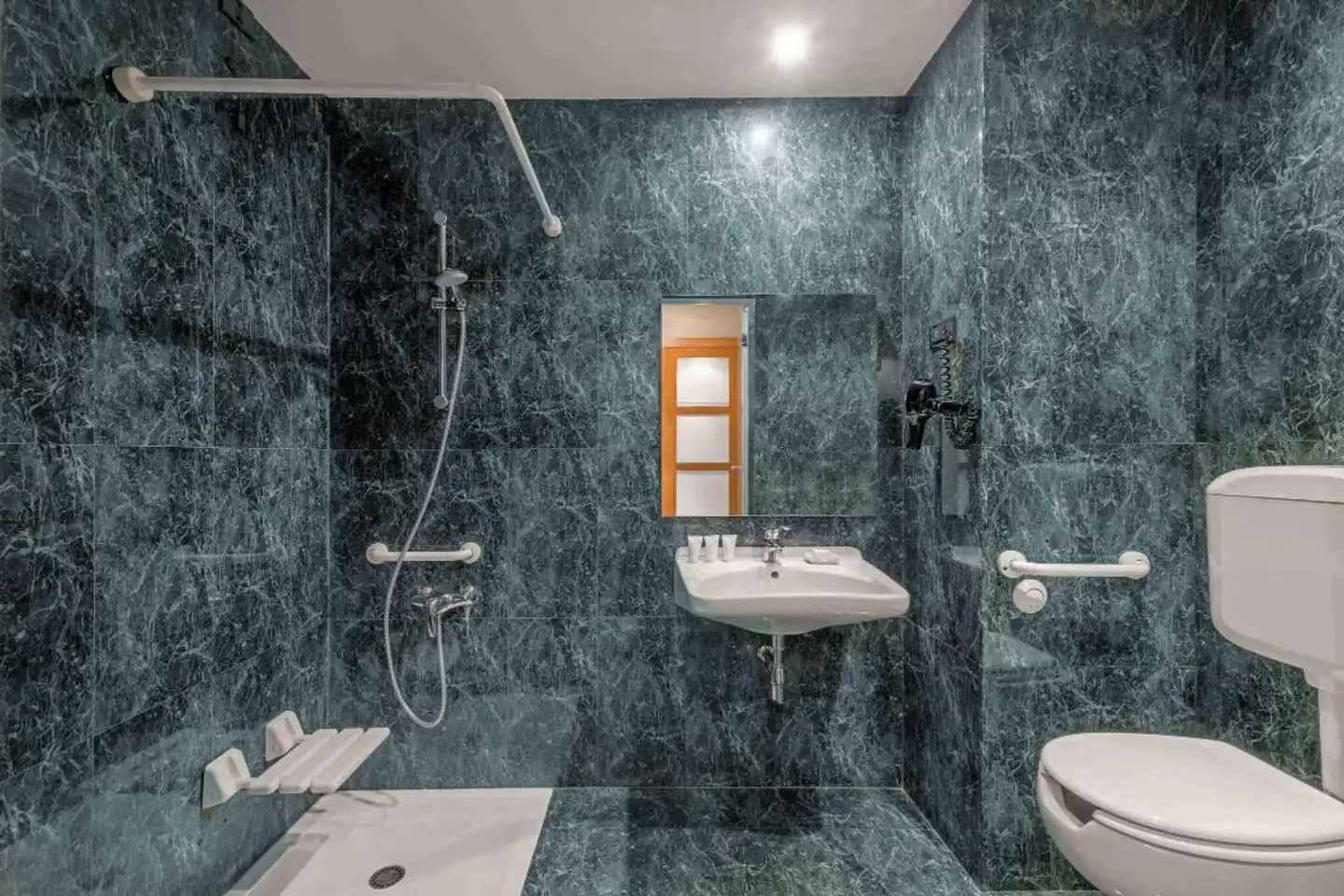 AC Hotel by Marriott Genova Badezimmer
