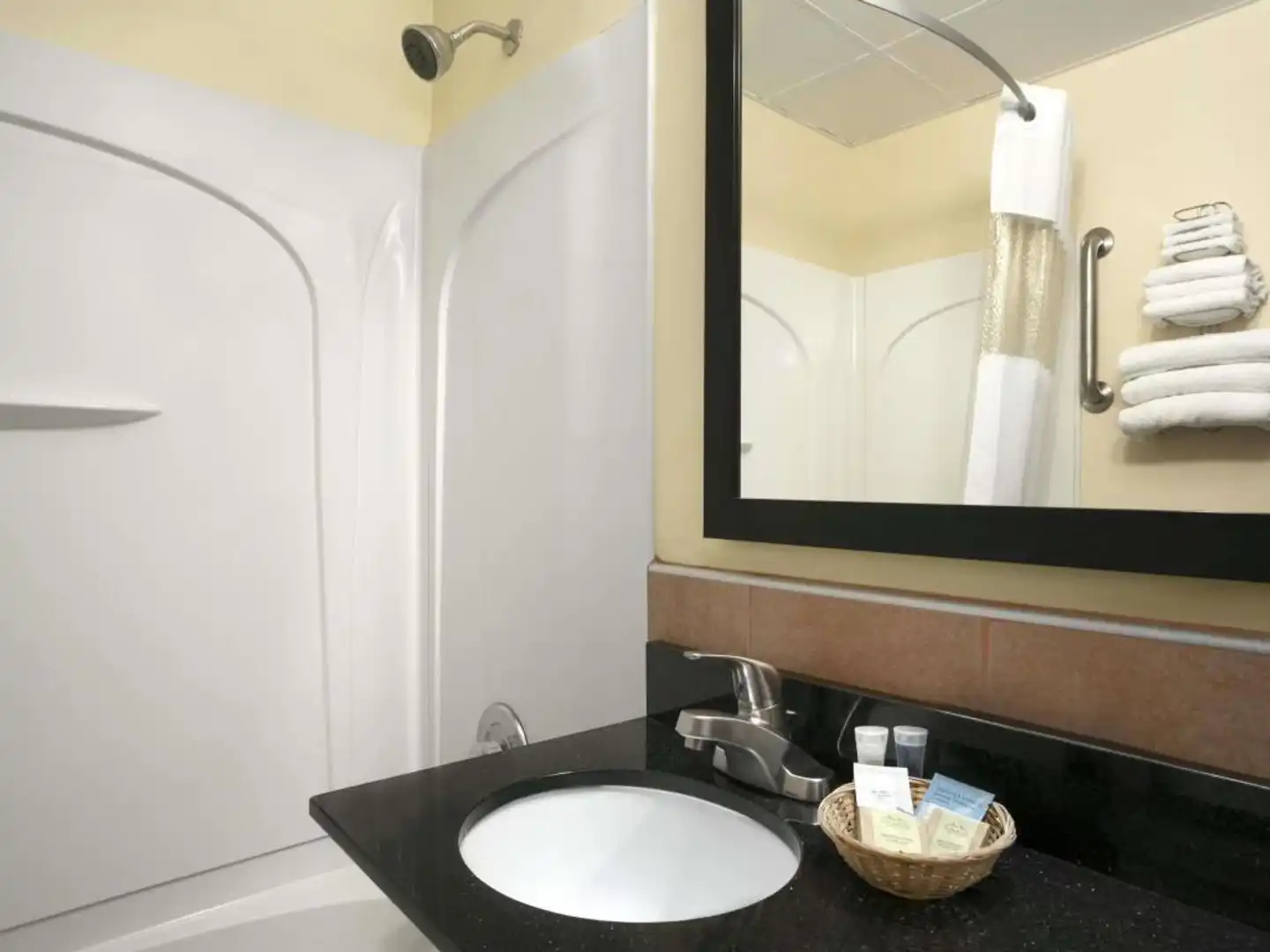 Travelodge by Wyndham Cleveland Lakewood Badezimmer