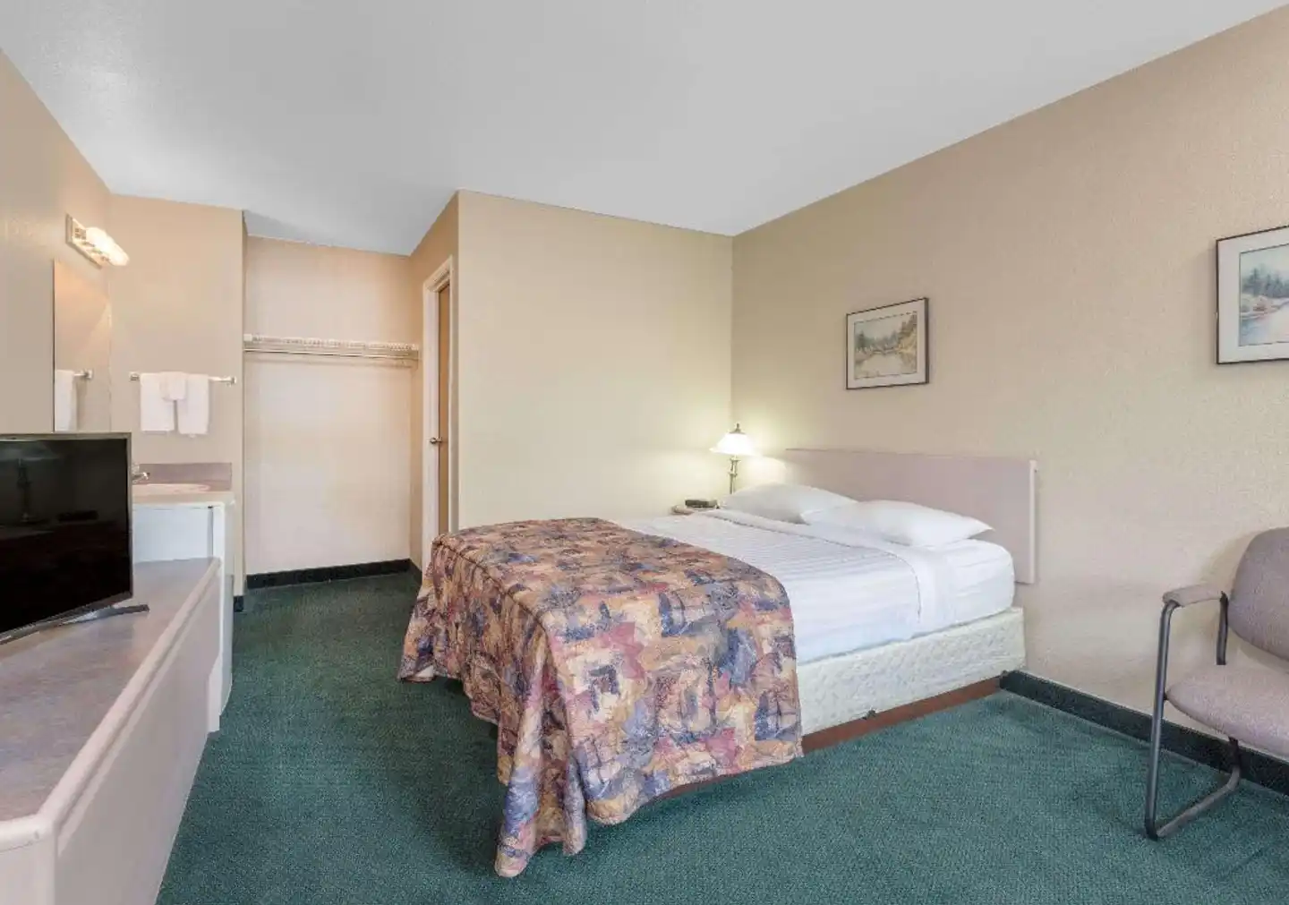Super 8 by Wyndham Golden Wohnbeispiel