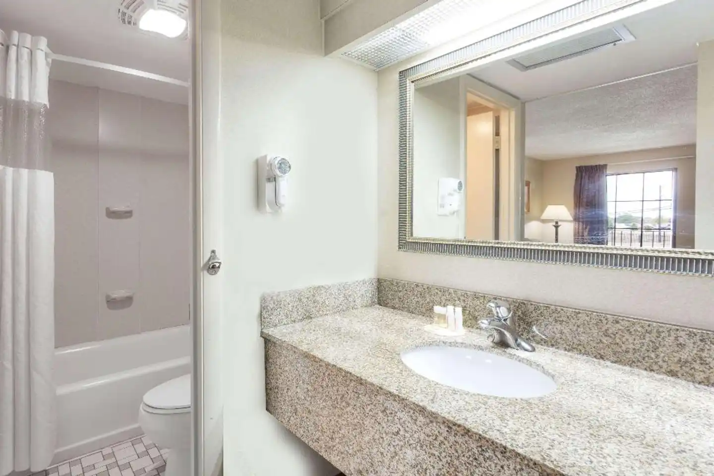 Days Inn by Wyndham Camp Springs/Andrews AFB DC Area Badezimmer