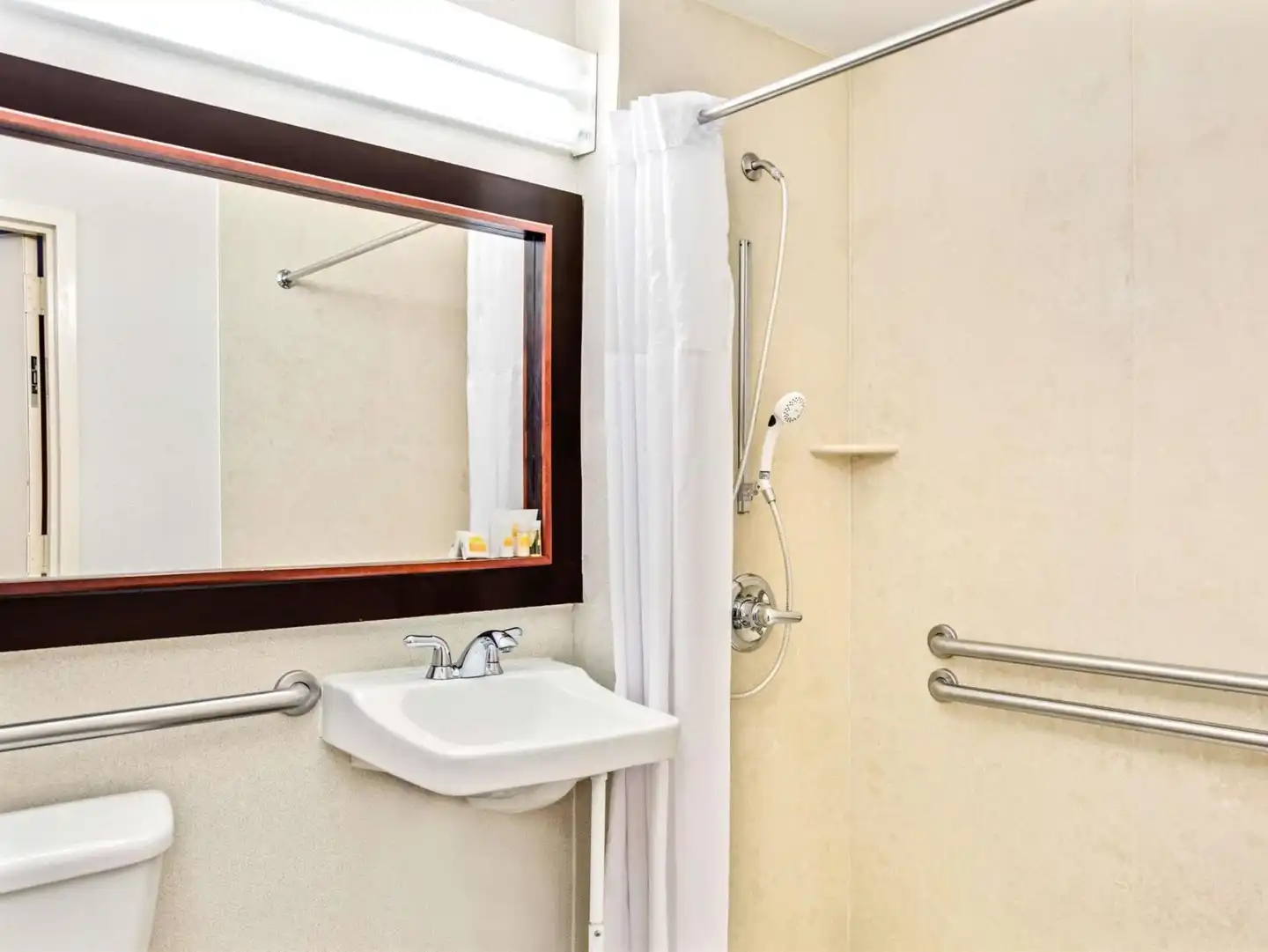 Days Inn by Wyndham Long Island City Badezimmer