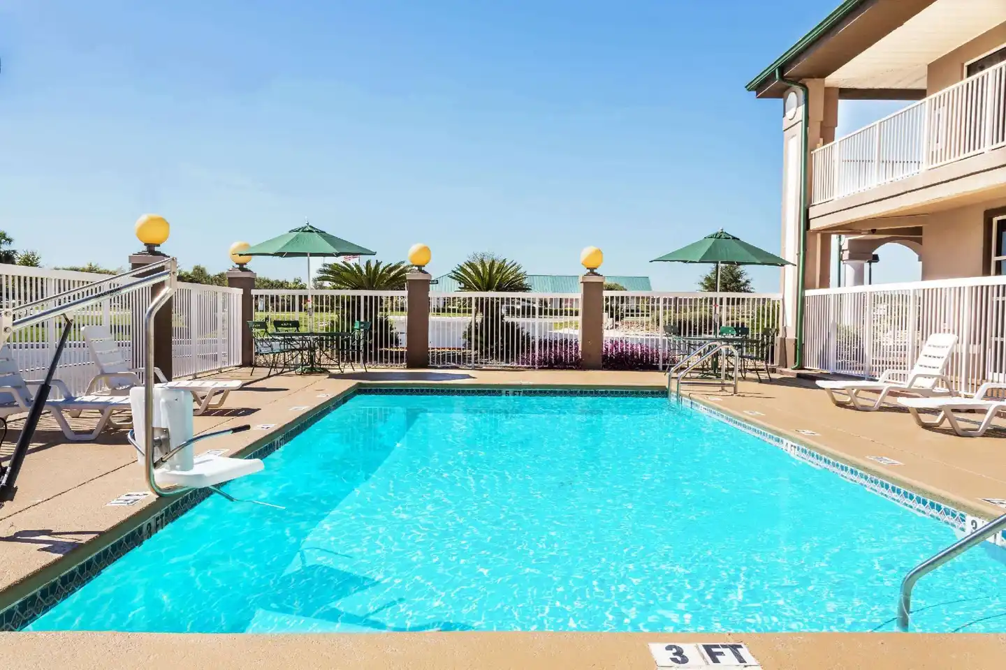 Super 8 by Wyndham Marianna Pool