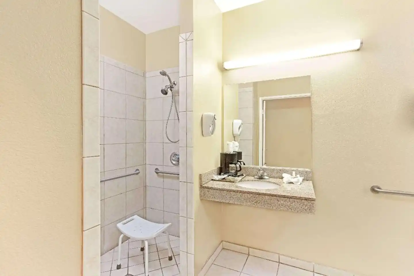 Super 8 by Wyndham North Hollywood Badezimmer