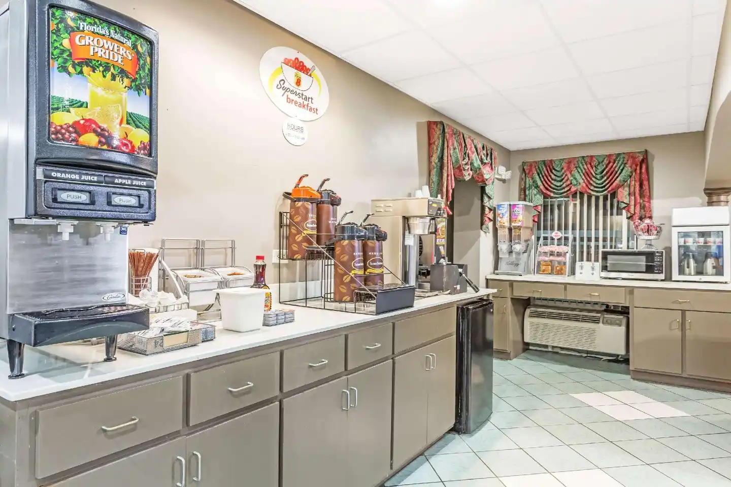 Super 8 by Wyndham Marianna Bar