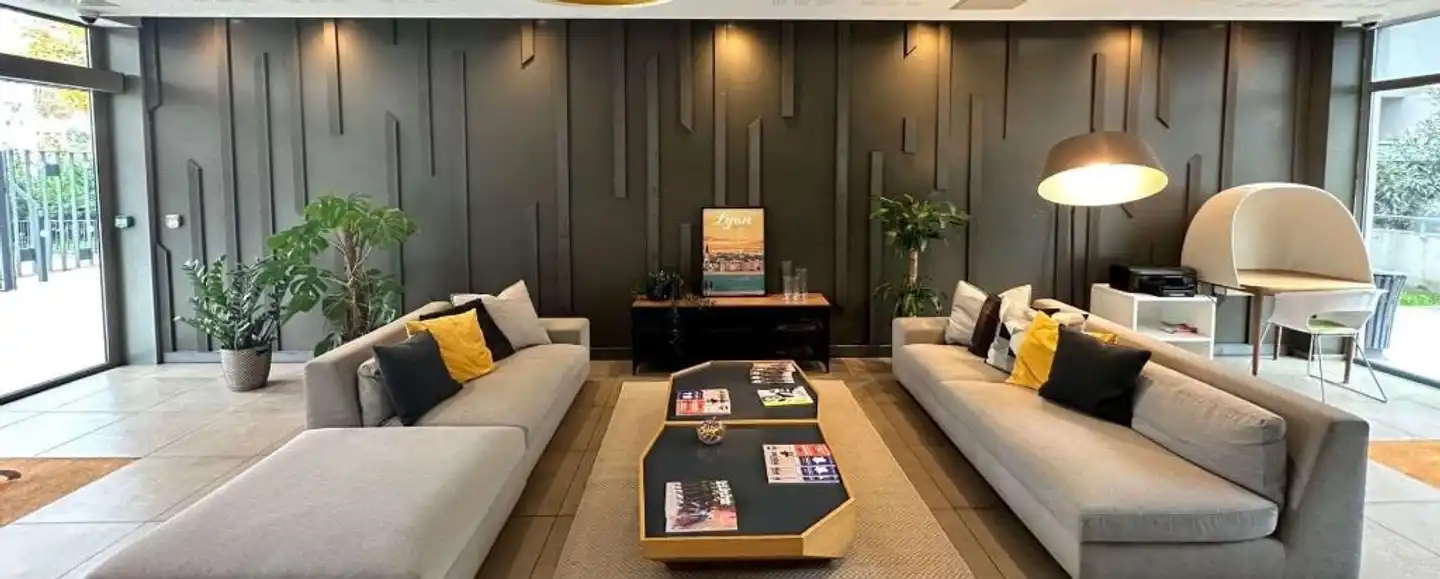 Quality Suites Lyon 7 Lodge Lobby