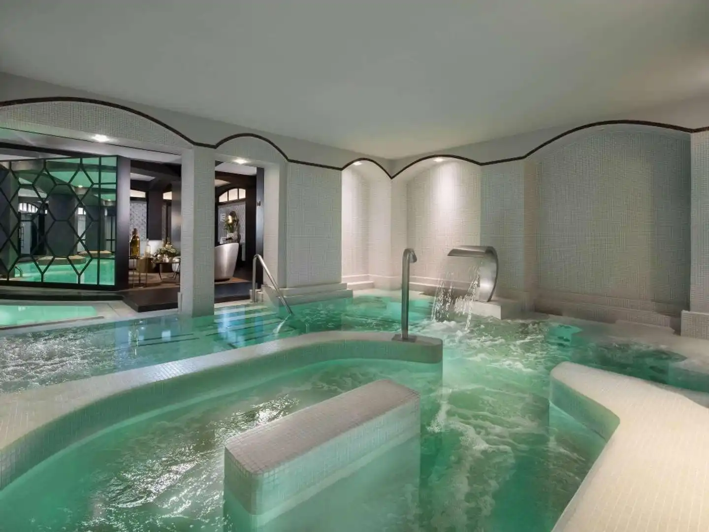 Fouquet's Barrière Hallenbad