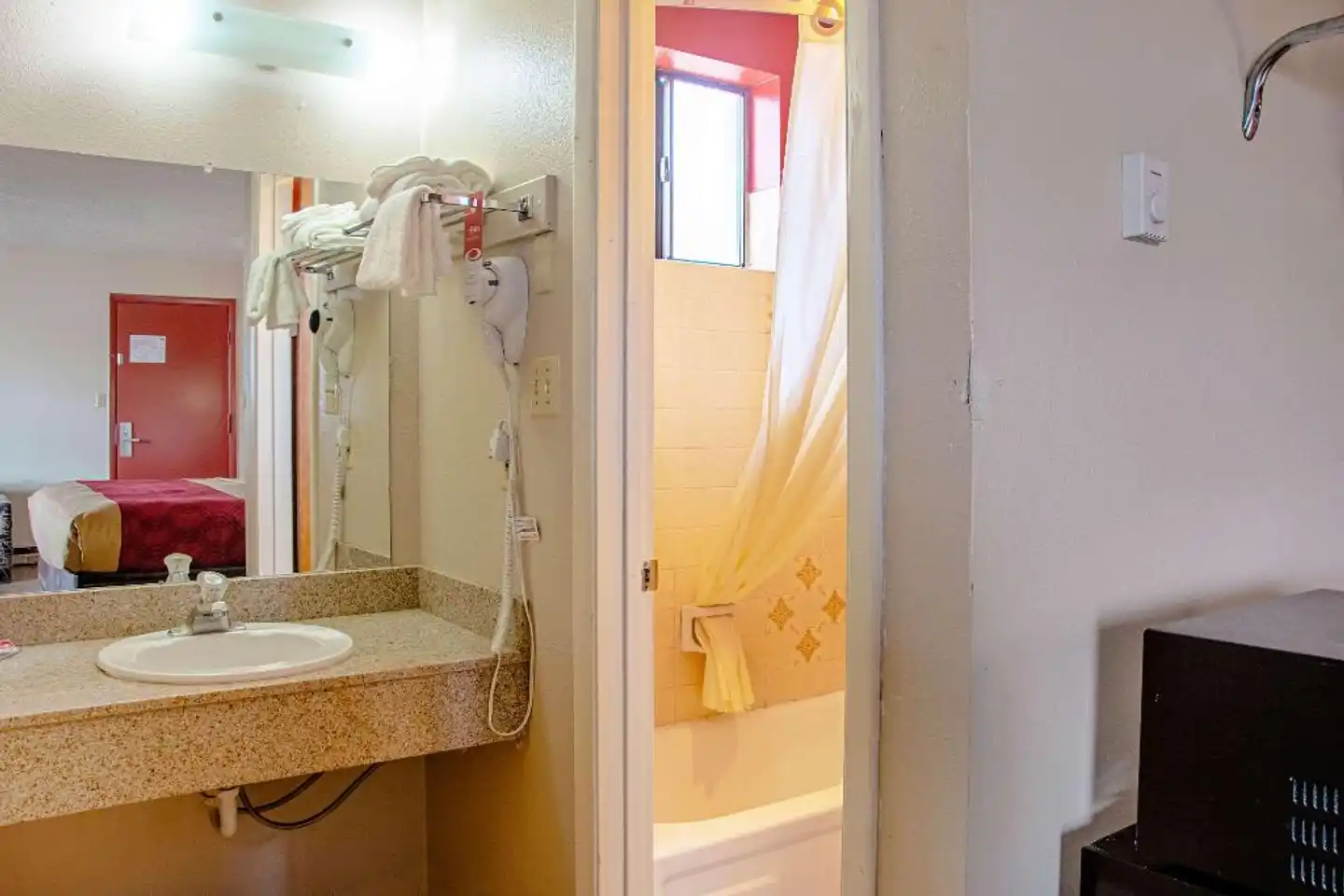 Econo Lodge Badezimmer