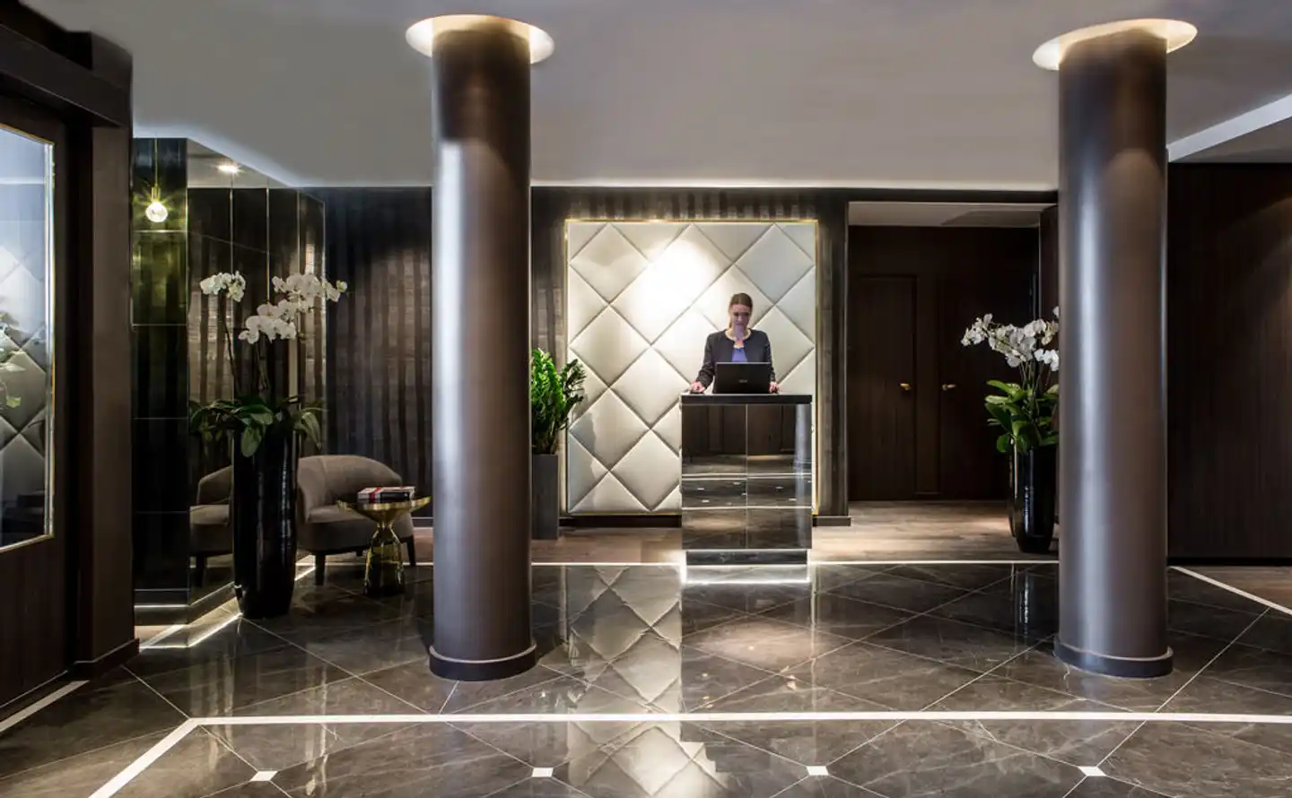 Le Parisis Lobby