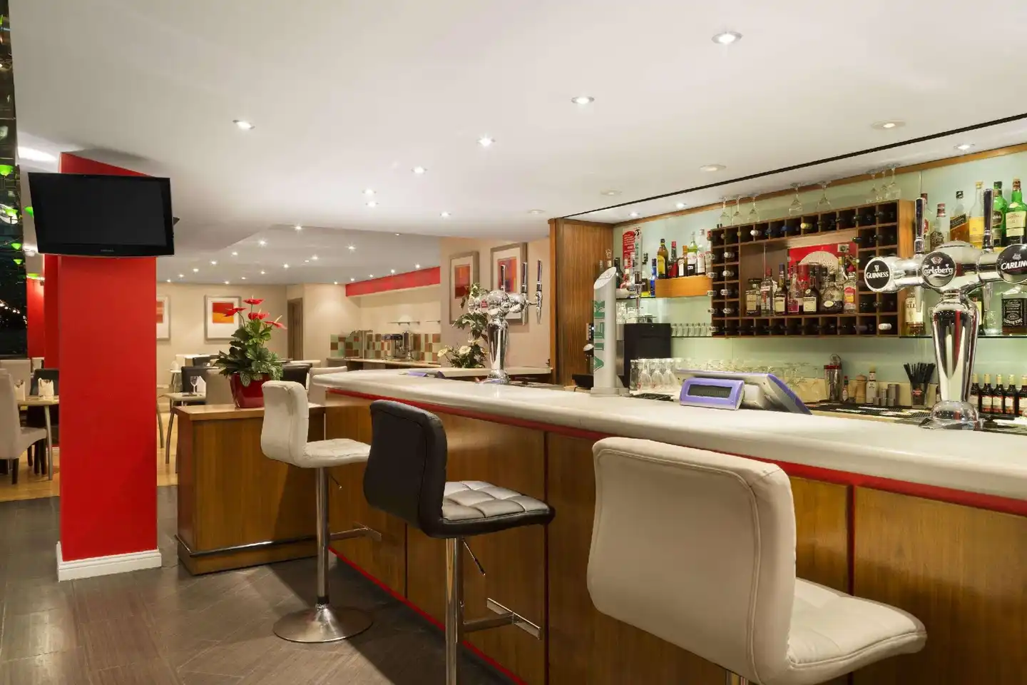 Ramada by Wyndham Hounslow - Heathrow East Bar