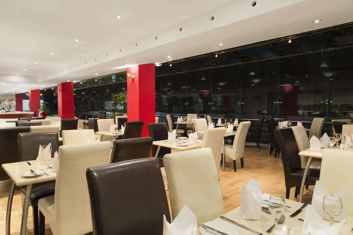 Ramada by Wyndham Hounslow - Heathrow East Restaurant