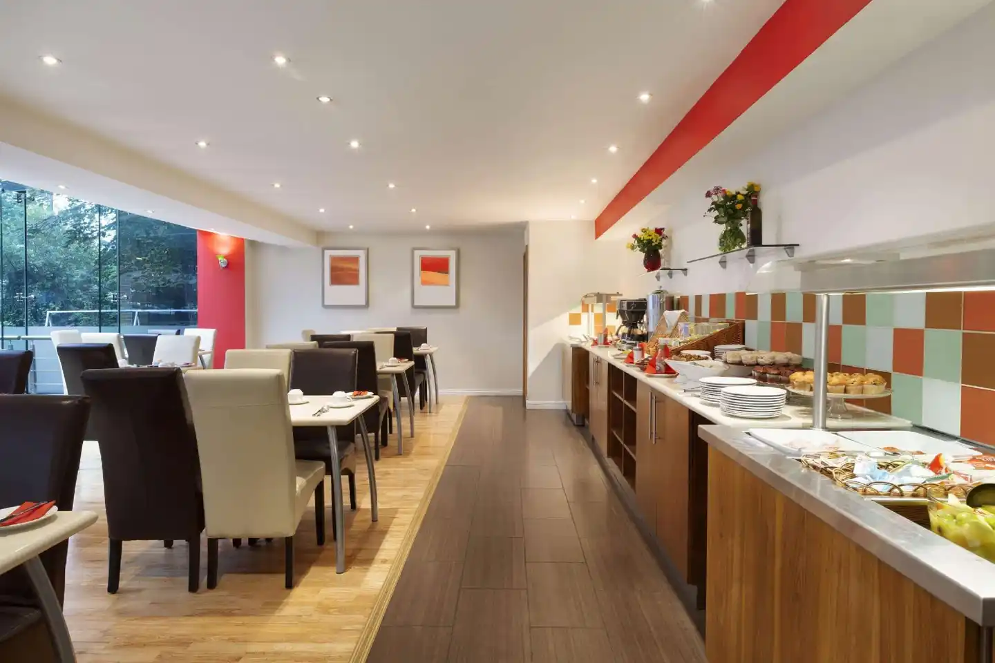 Ramada by Wyndham Hounslow - Heathrow East Bar