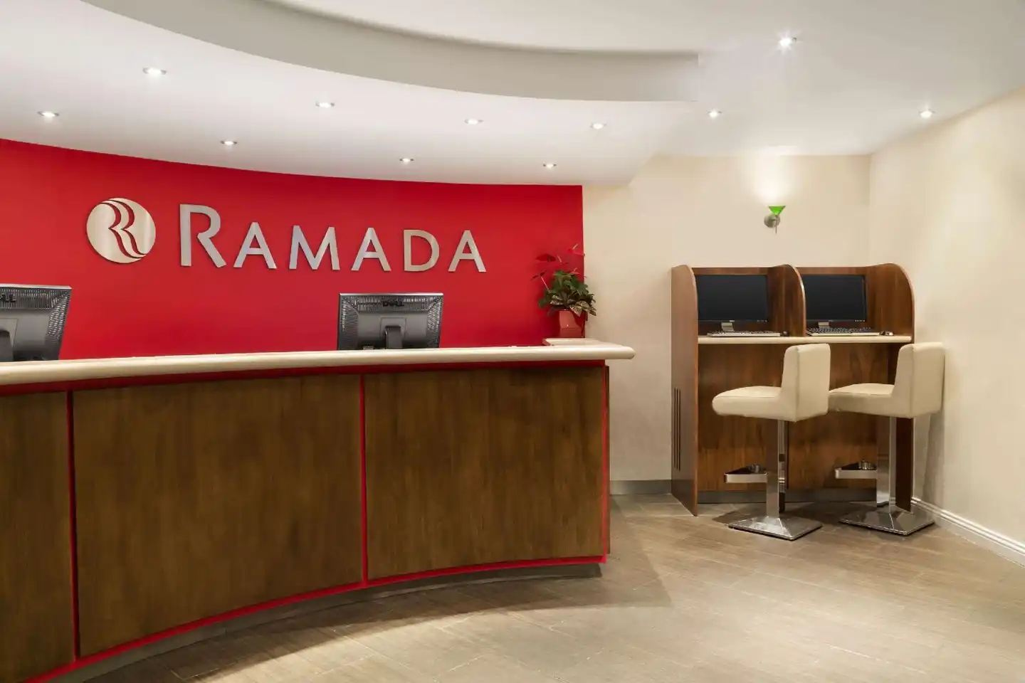 Ramada by Wyndham Hounslow - Heathrow East Lobby